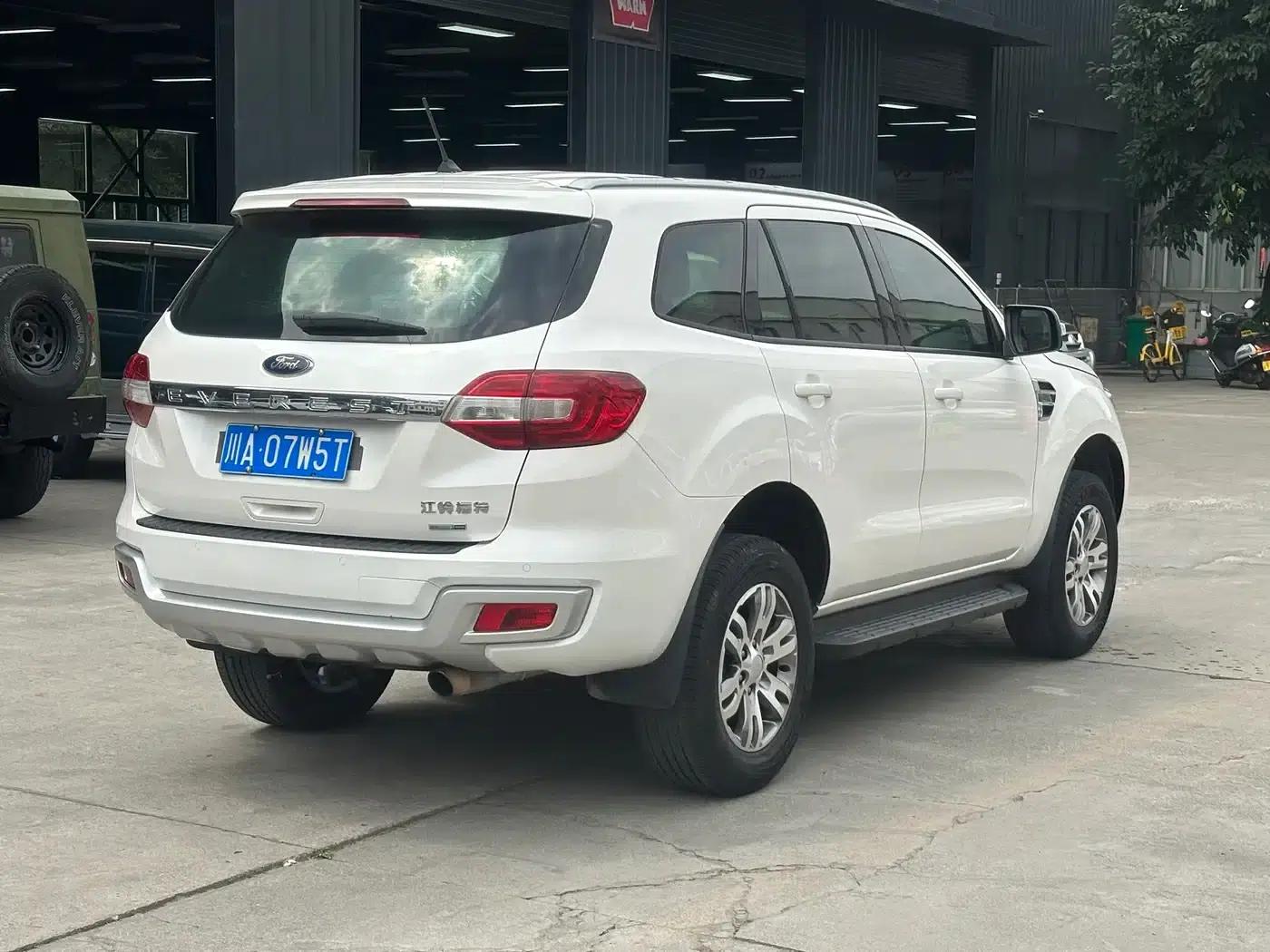 2017 Ford Everest 2.0T Gasoline Automatic 4WD Luxury 7-Seater — миниатюра 4
