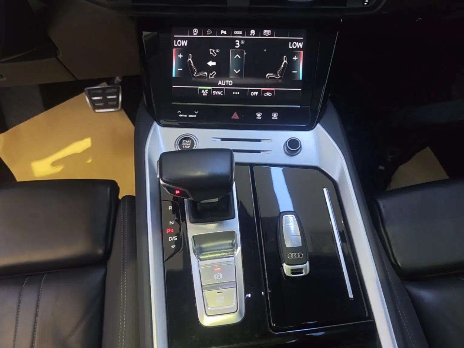 Audi Q6 2024 40 TFSI quattro Guanyun Edition Yulin Package 7 Seats — миниатюра 16