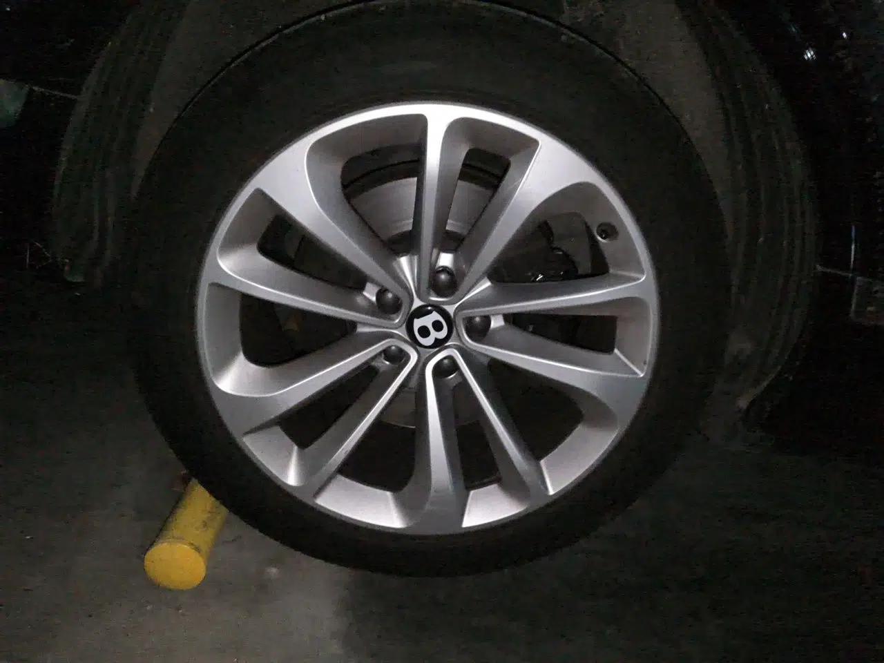 Bentley Bentayga 2018 4.0T V8 — миниатюра 8