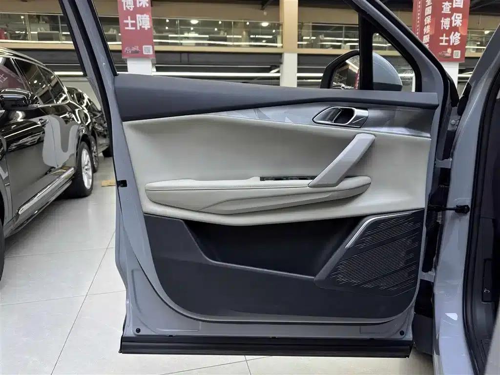 Lynk & Co 06 EM-P 2023 1.5T Remix PHEV Pro — миниатюра 14