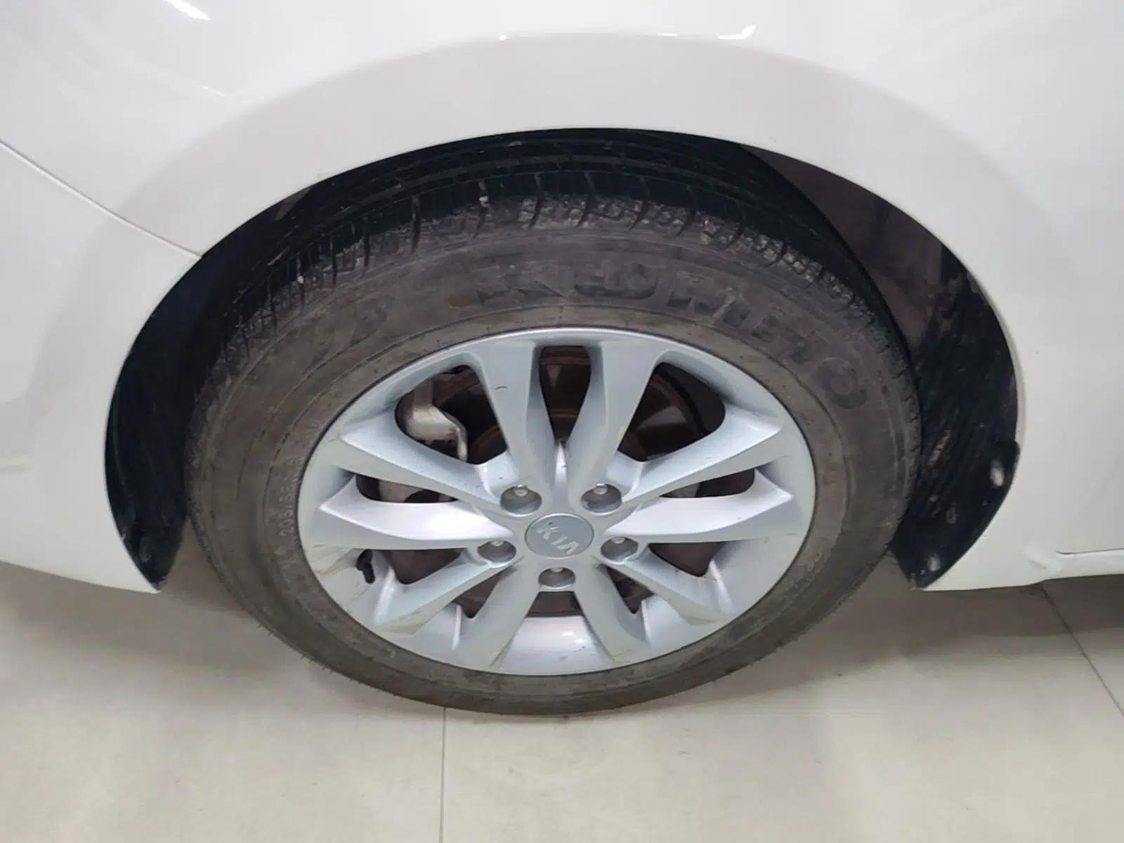 Kia K3 2016 1.6L Automatic with Sunroof — миниатюра 10