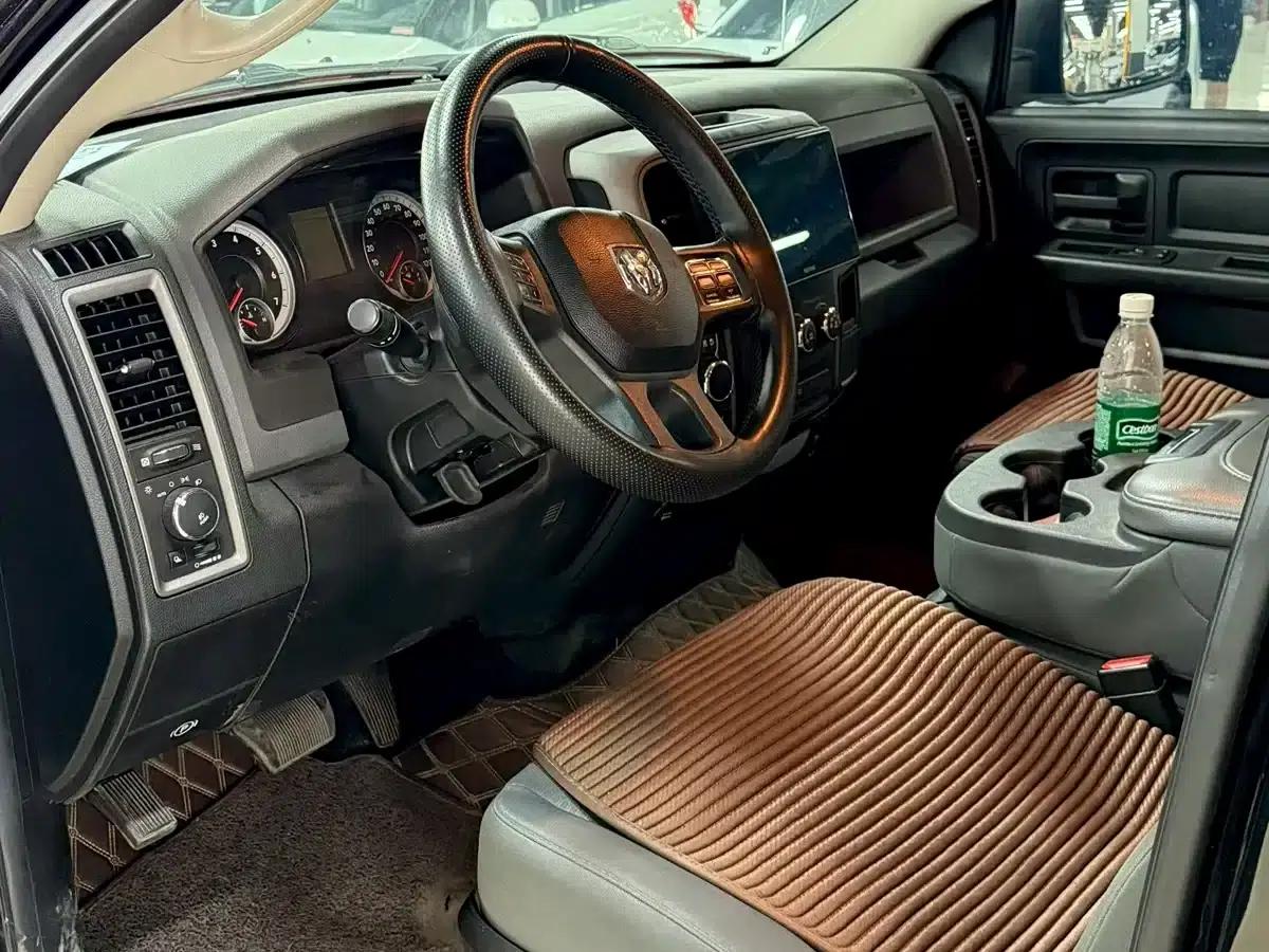 RAM Trucks 2010 5.7L 2500 HEMI — миниатюра 4