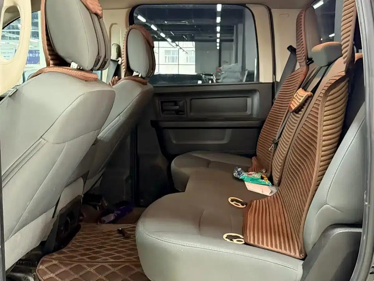 RAM Trucks 2010 5.7L 2500 HEMI — миниатюра 6