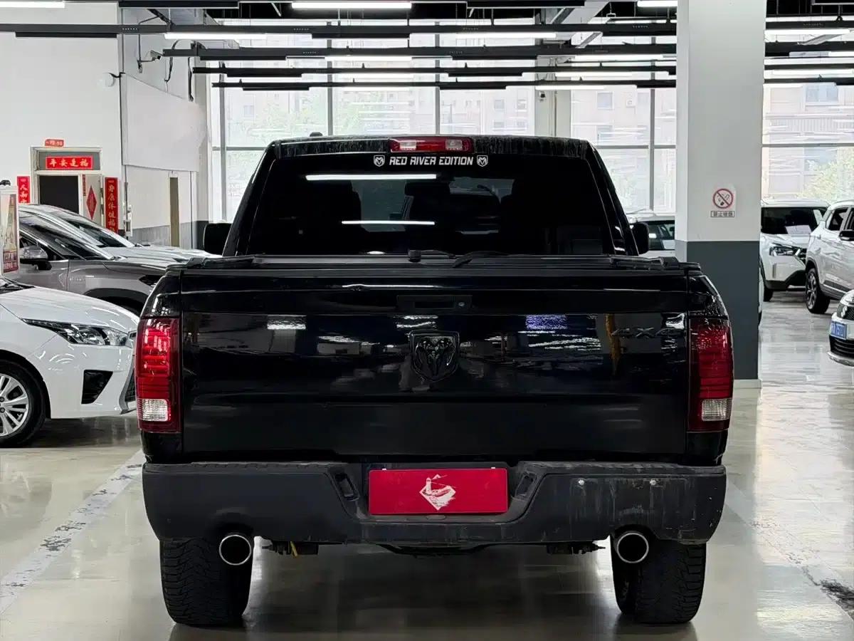 RAM Trucks 2010 5.7L 2500 HEMI — миниатюра 8