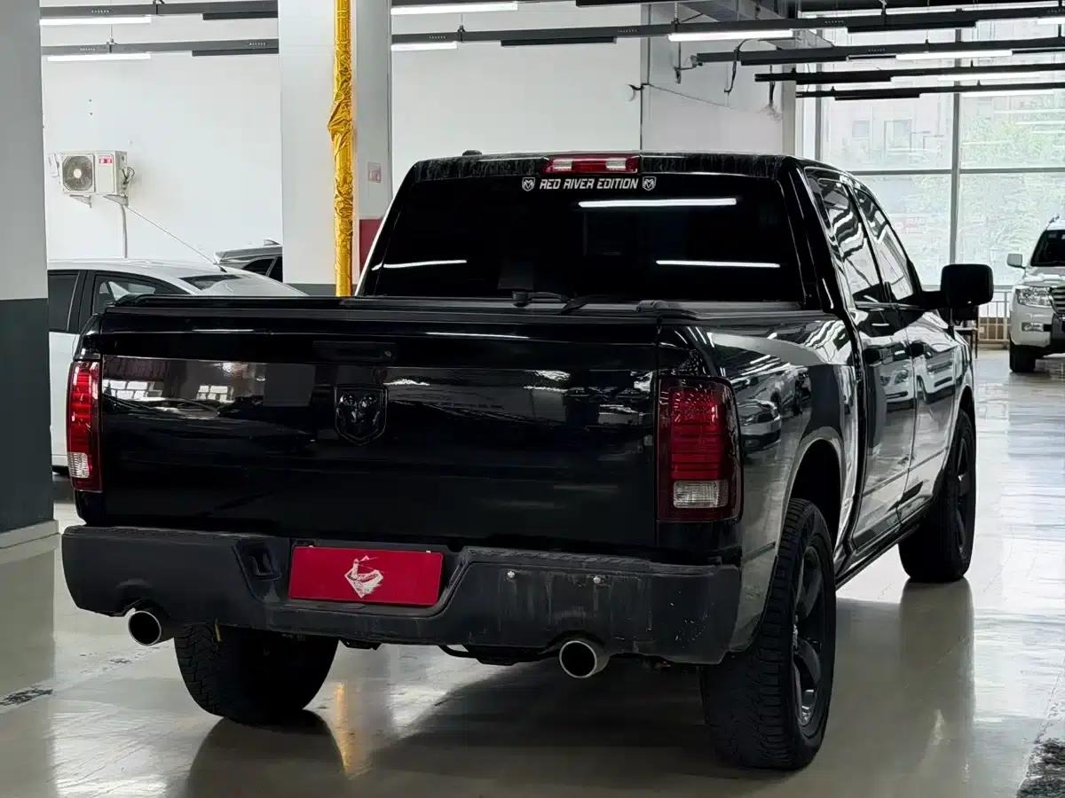 RAM Trucks 2010 5.7L 2500 HEMI — миниатюра 9