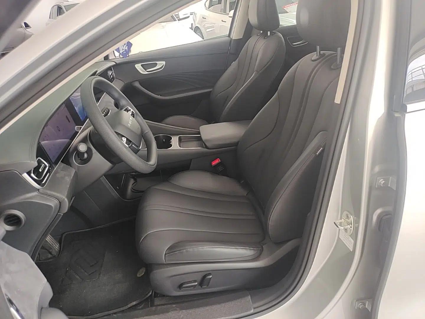 Roewe D7 2025 DMH 125km World Champion Excellence Edition — миниатюра 17