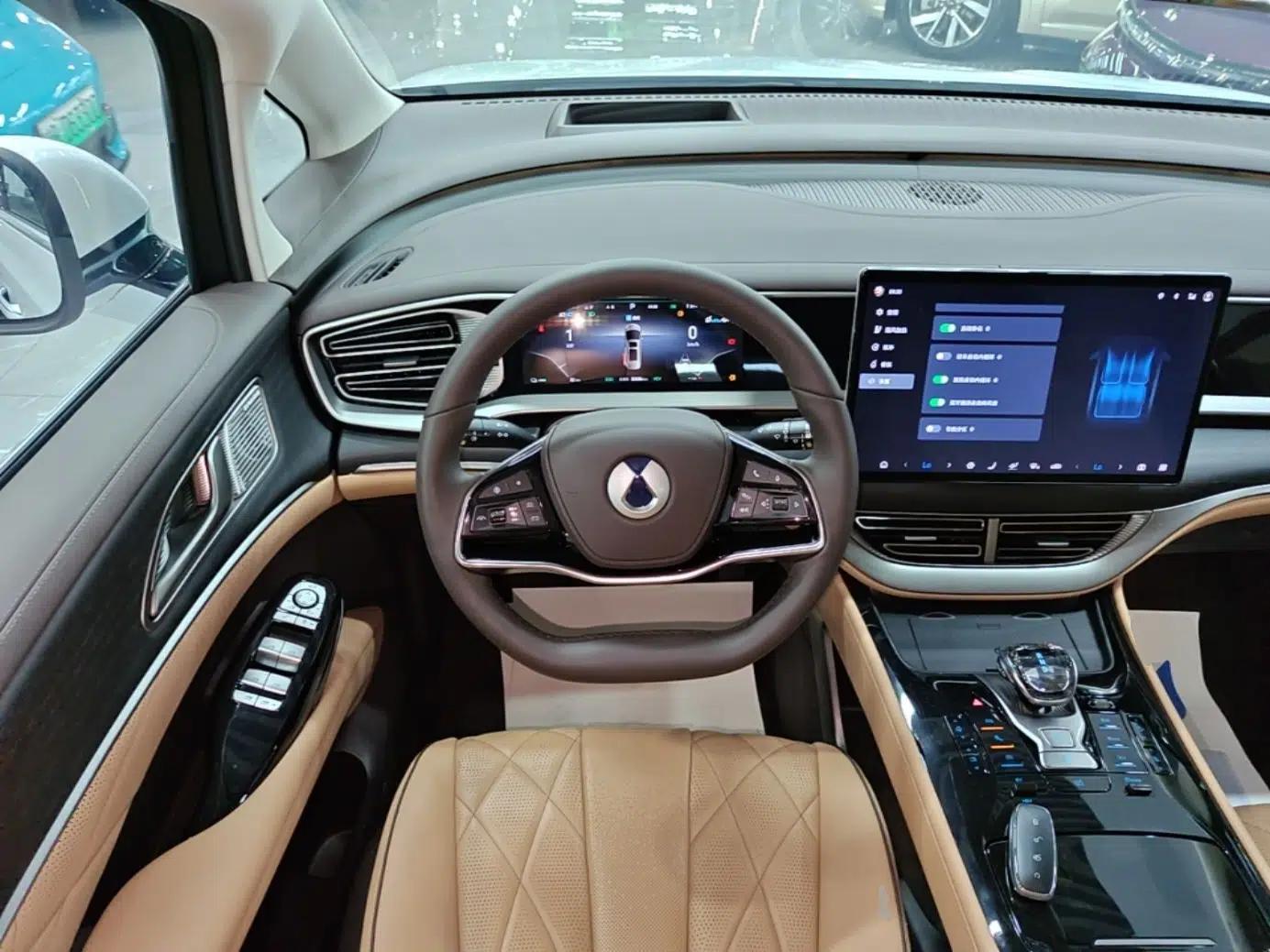 Denza D9 2024 DM-i 980 Four-Wheel Drive Prestige Model — миниатюра 18