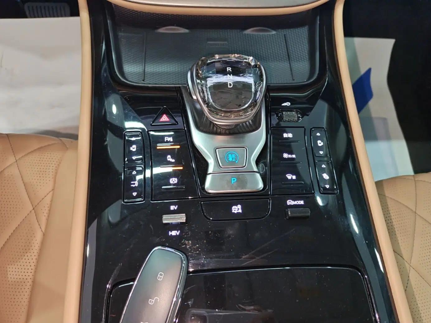 Denza D9 2024 DM-i 980 Four-Wheel Drive Prestige Model — миниатюра 21
