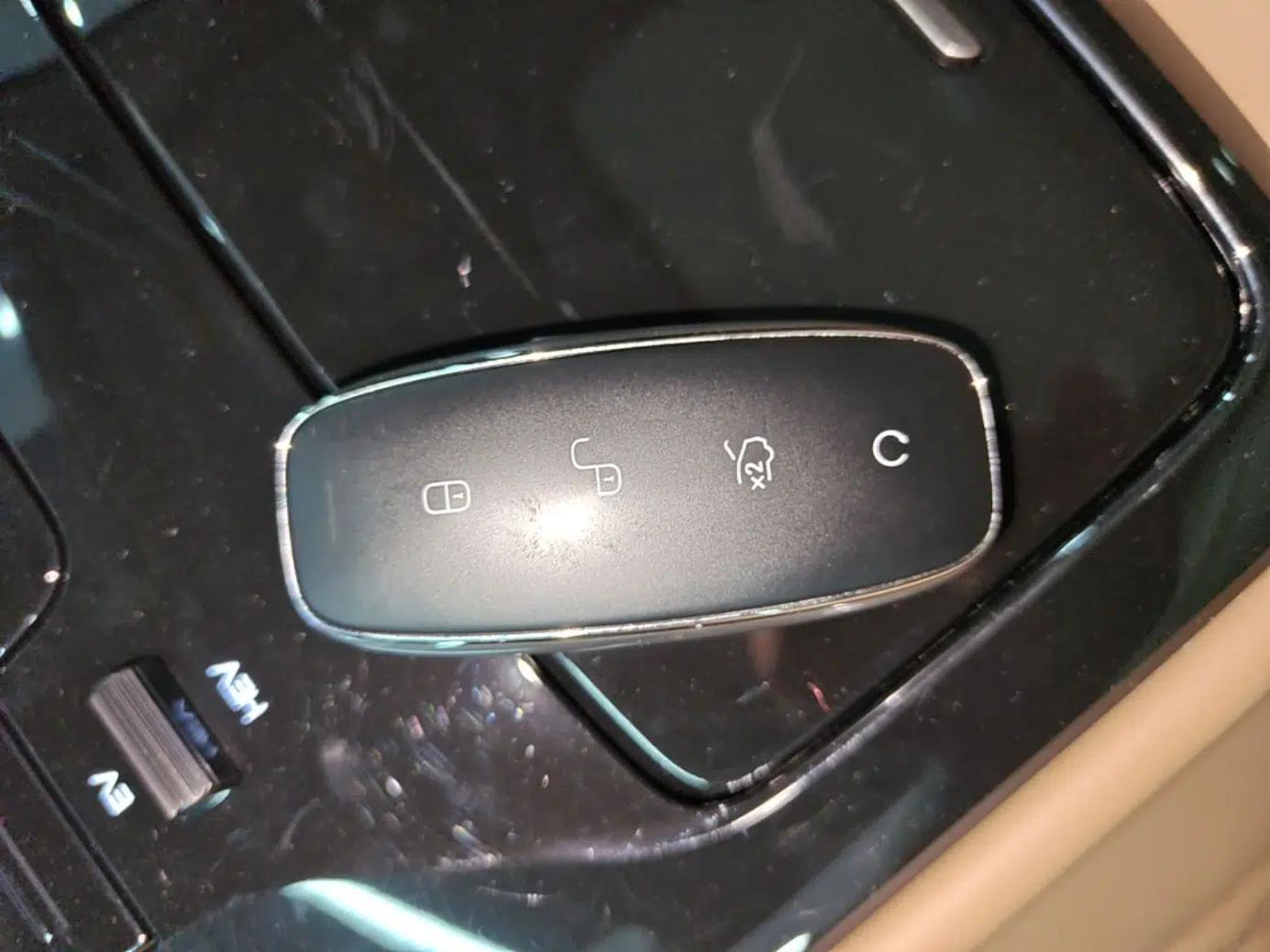 Denza D9 2024 DM-i 980 Four-Wheel Drive Prestige Model — миниатюра 28