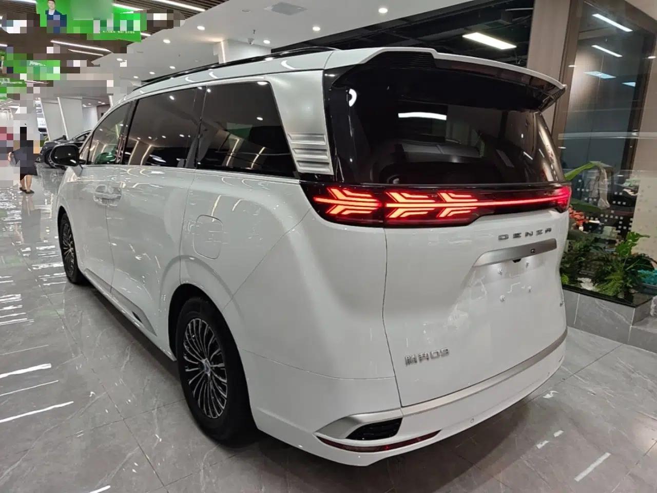 Denza D9 2024 DM-i 980 Four-Wheel Drive Prestige Model — миниатюра 4