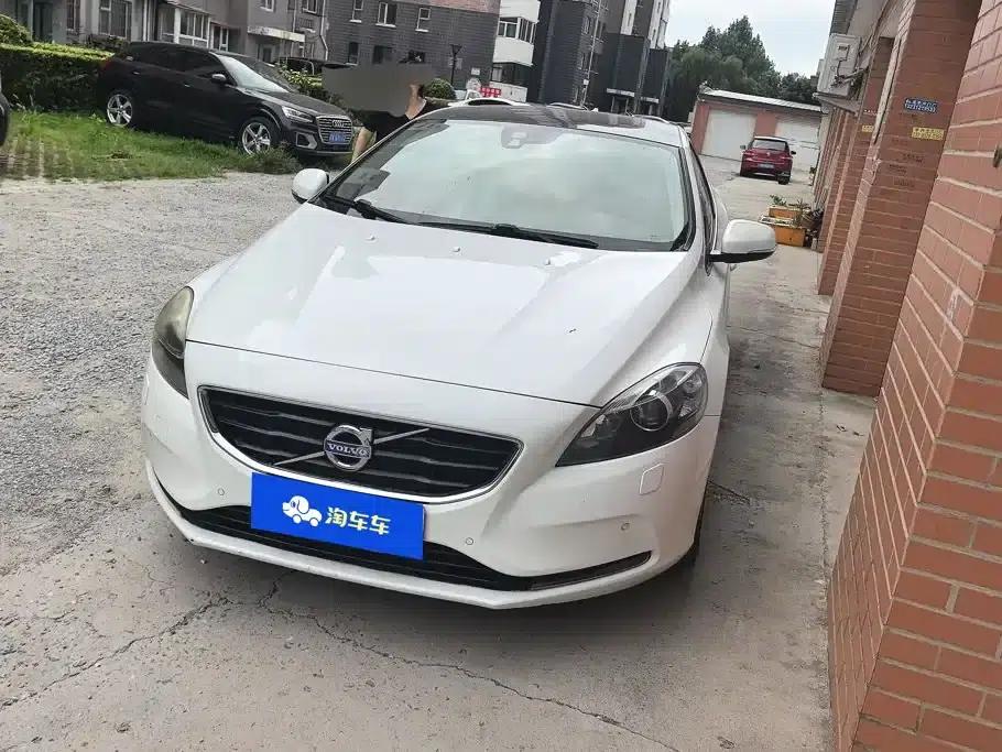 Volvo V40 2013 2.0T Smart Edition — миниатюра 1