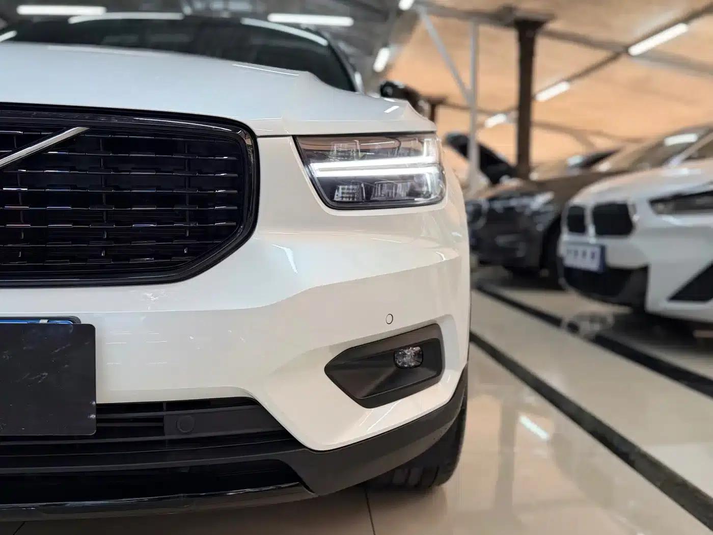 2021 Volvo XC40 T4 AWD Inscription Luxury Edition — миниатюра 3