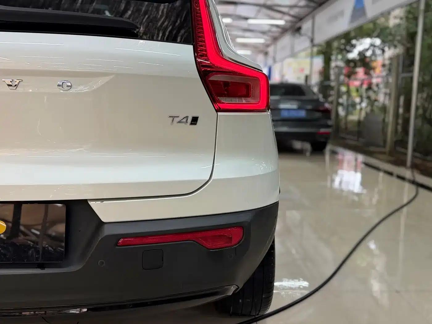 2021 Volvo XC40 T4 AWD Inscription Luxury Edition — миниатюра 6