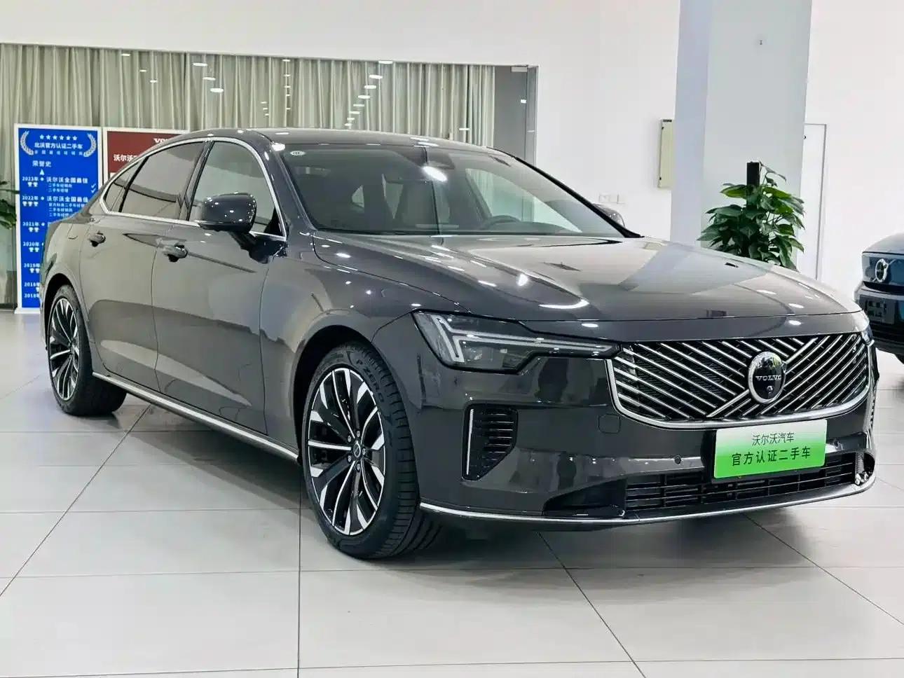 2026 Volvo S90 Plug-in Hybrid, All-Wheel Drive, Long Range, Inscription Luxury Edition — миниатюра 1