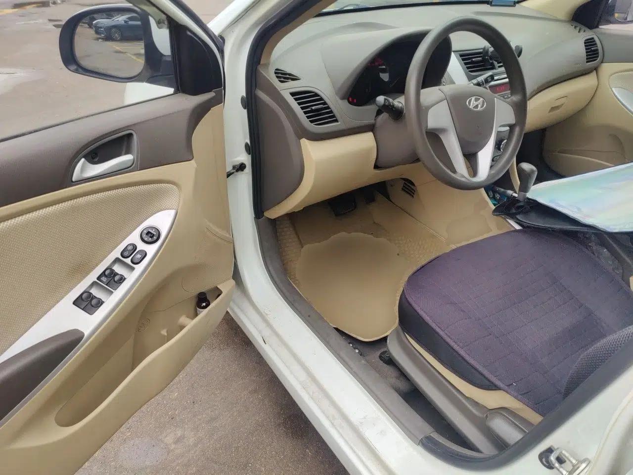 Hyundai Verna (older generation) 2010 Sedan 1.4L Automatic Comfort Model GS — миниатюра 16