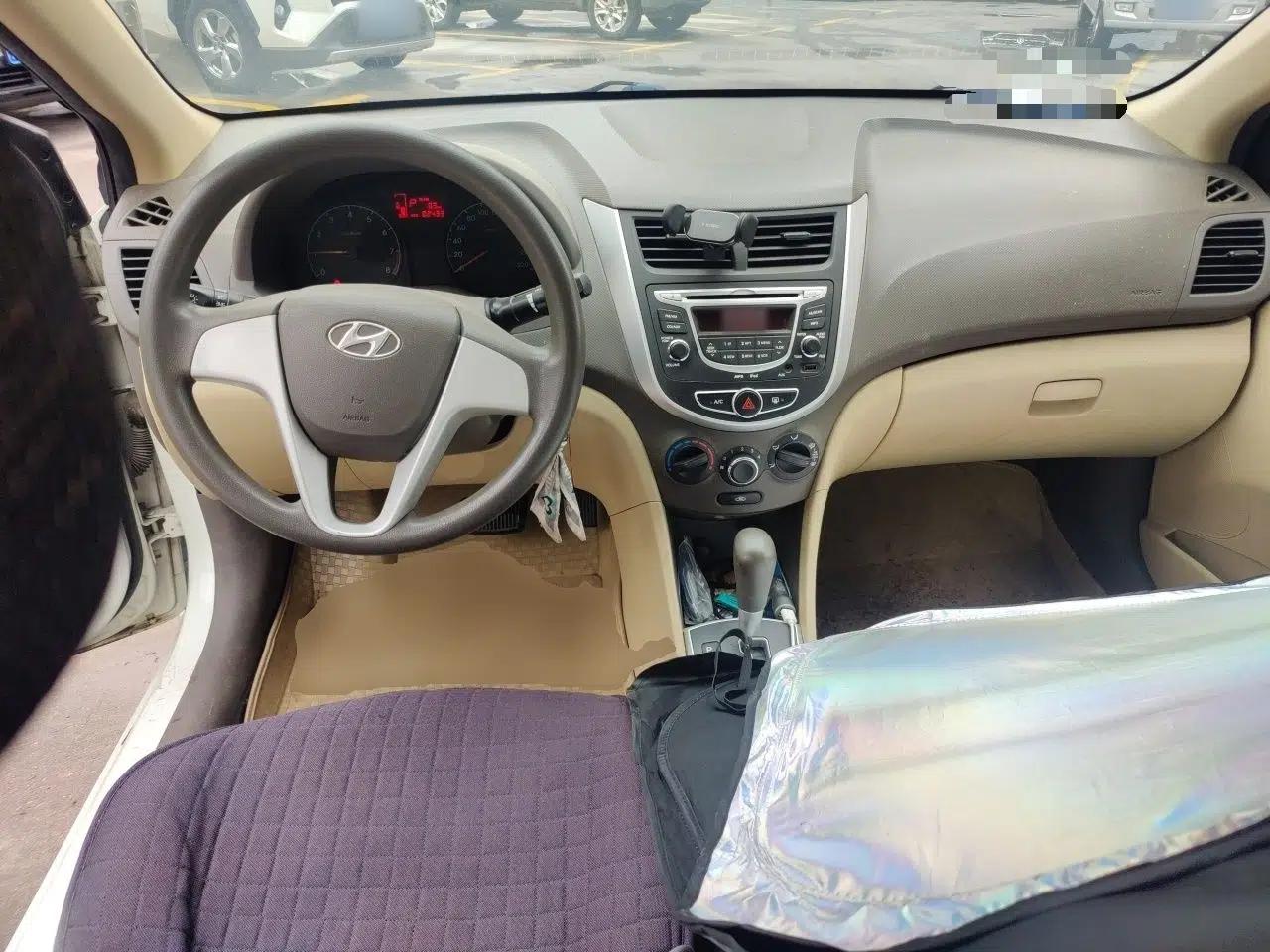 Hyundai Verna (older generation) 2010 Sedan 1.4L Automatic Comfort Model GS — миниатюра 9