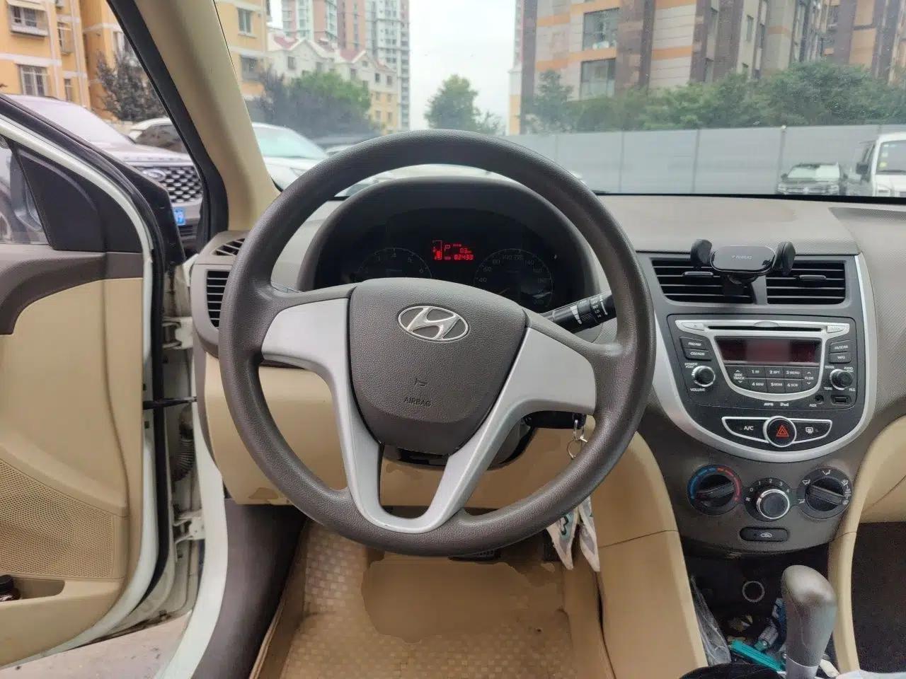 Hyundai Verna (older generation) 2010 Sedan 1.4L Automatic Comfort Model GS — миниатюра 10