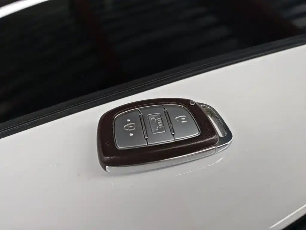 Hyundai Elantra 2016 1.6L Automatic Smart Elite Edition — миниатюра 9