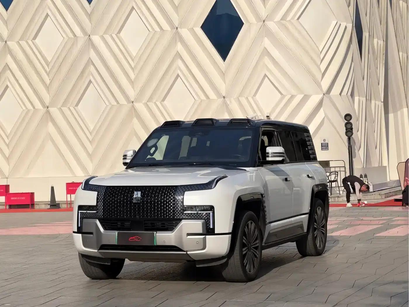 Looking up at the 2023 U8 Luxury Edition — миниатюра 1