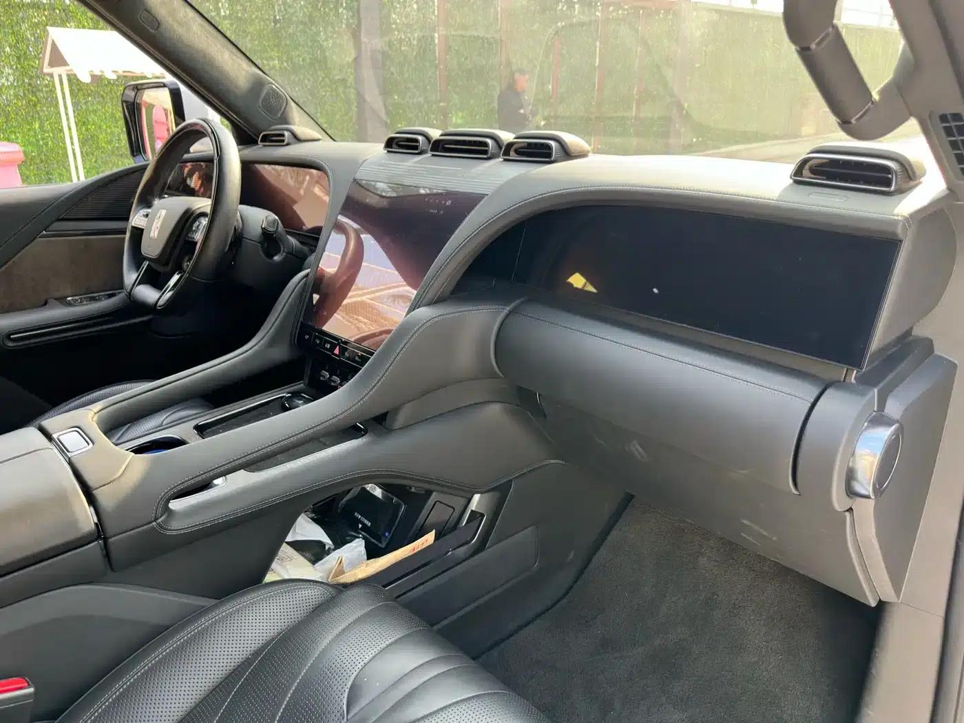 Looking up at the 2023 U8 Luxury Edition — миниатюра 11