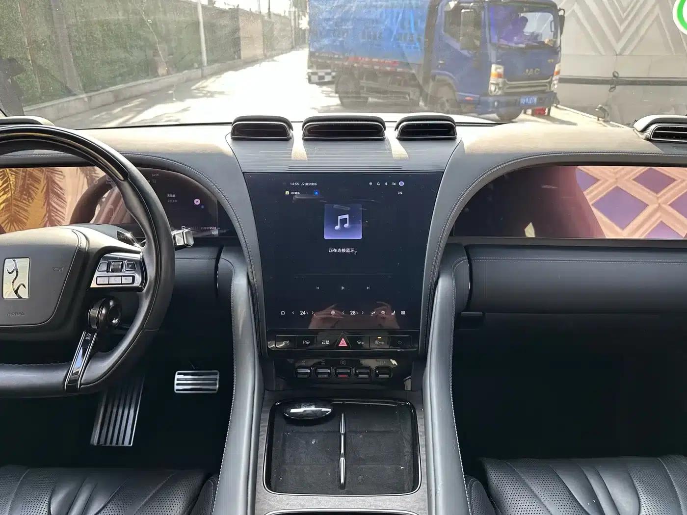 Looking up at the 2023 U8 Luxury Edition — миниатюра 18