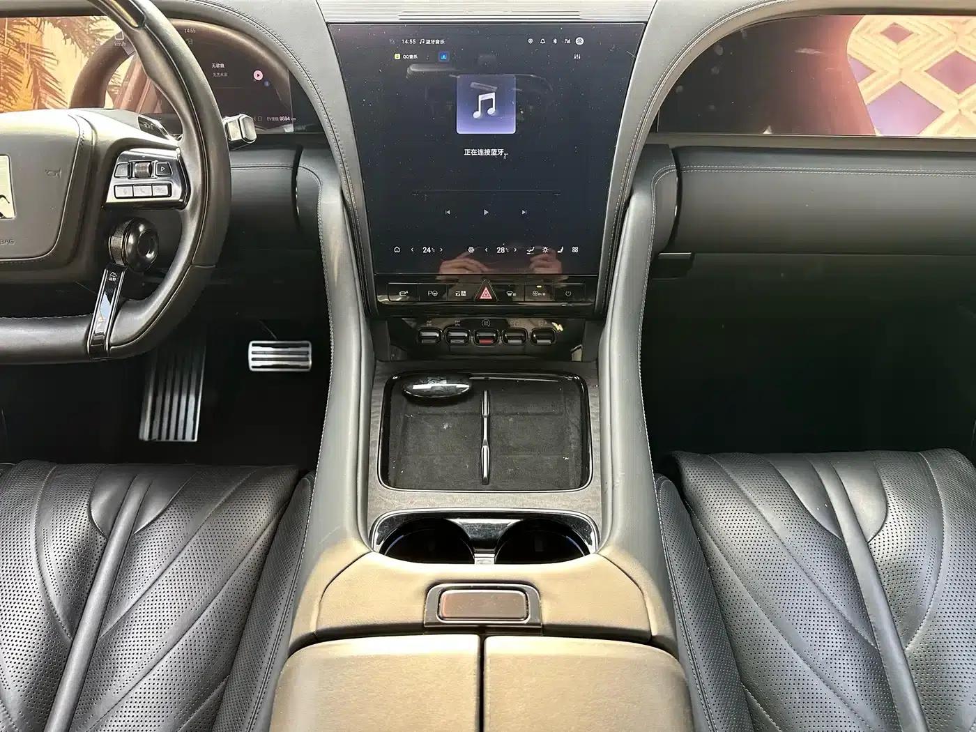 Looking up at the 2023 U8 Luxury Edition — миниатюра 19