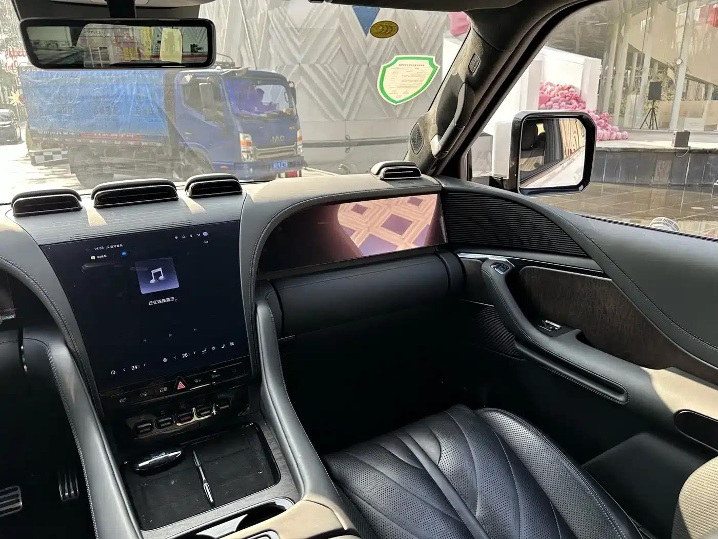 Looking up at the 2023 U8 Luxury Edition — миниатюра 20