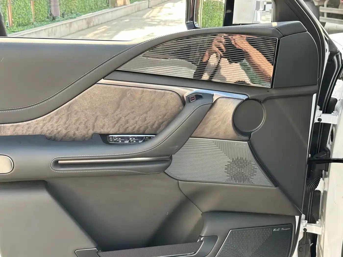 Looking up at the 2023 U8 Luxury Edition — миниатюра 23