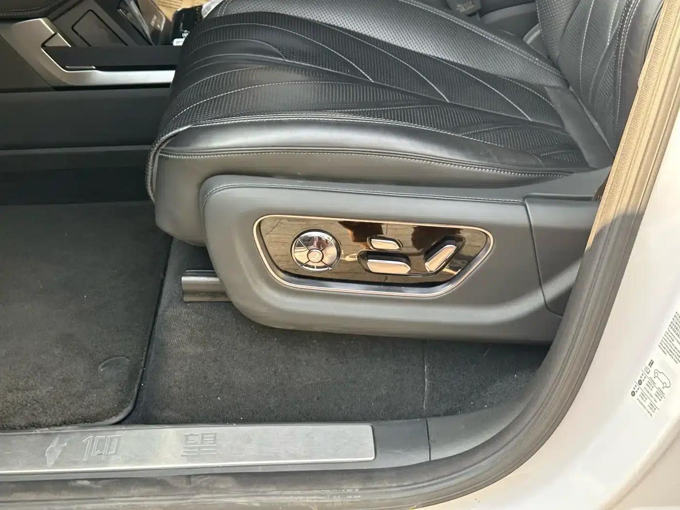 Looking up at the 2023 U8 Luxury Edition — миниатюра 24