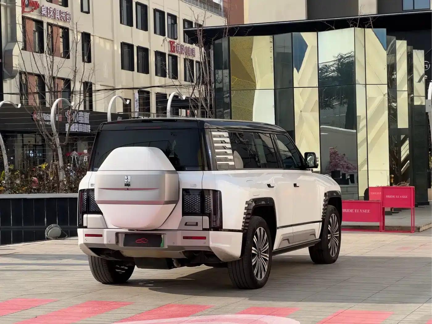 Looking up at the 2023 U8 Luxury Edition — миниатюра 4