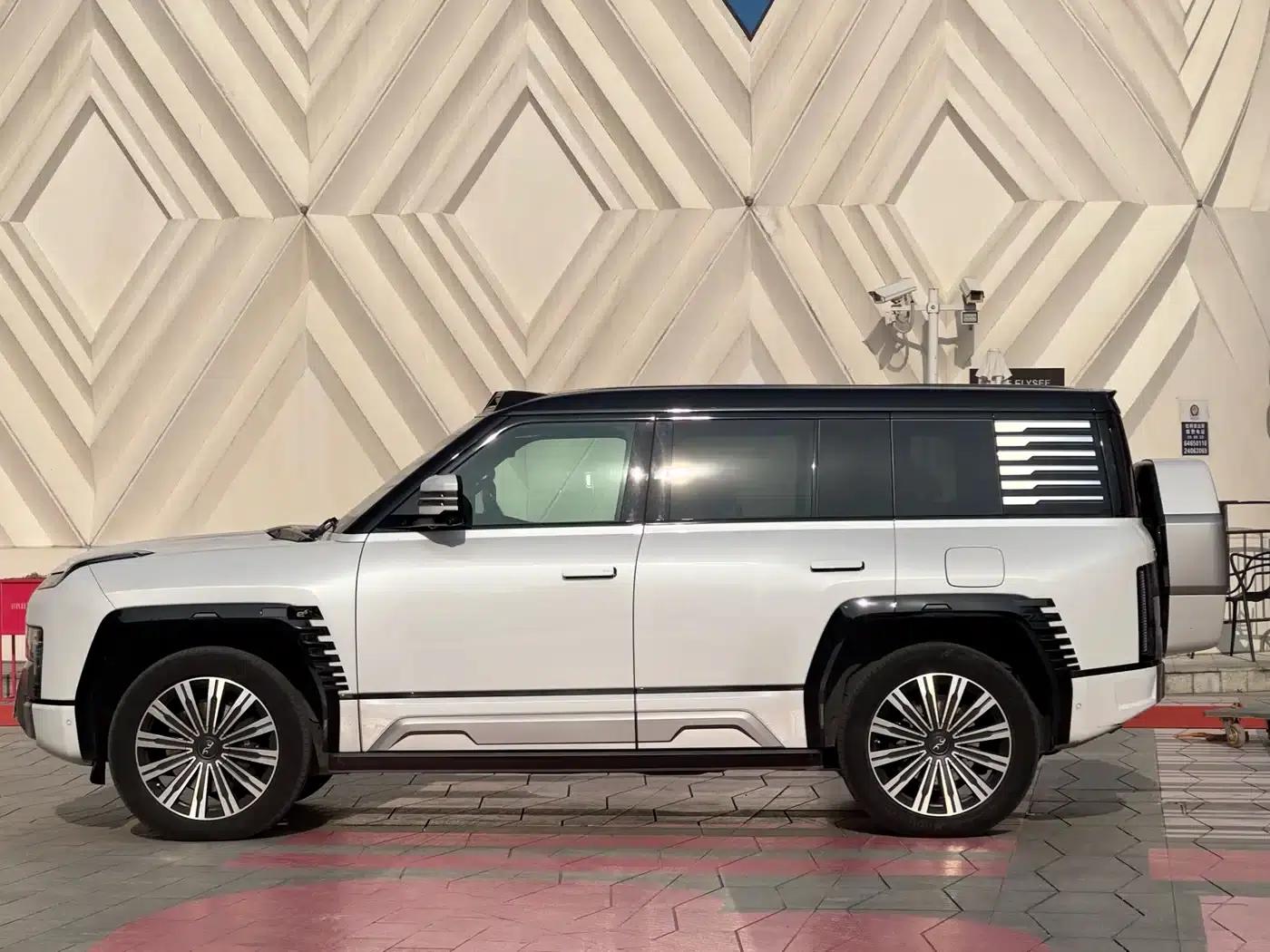 Looking up at the 2023 U8 Luxury Edition — миниатюра 6