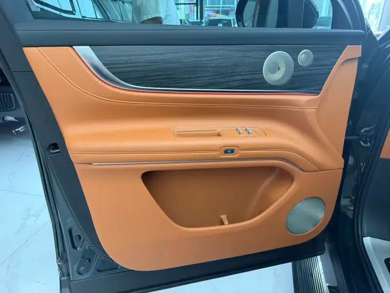 Wenjie M9 2024 Ultra Range Extended 6-Seater — миниатюра 12