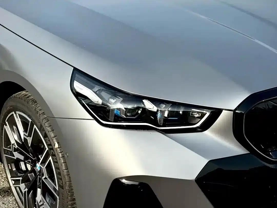 2024 BMW 5 Series 530Li Luxury M Sport Package — миниатюра 2