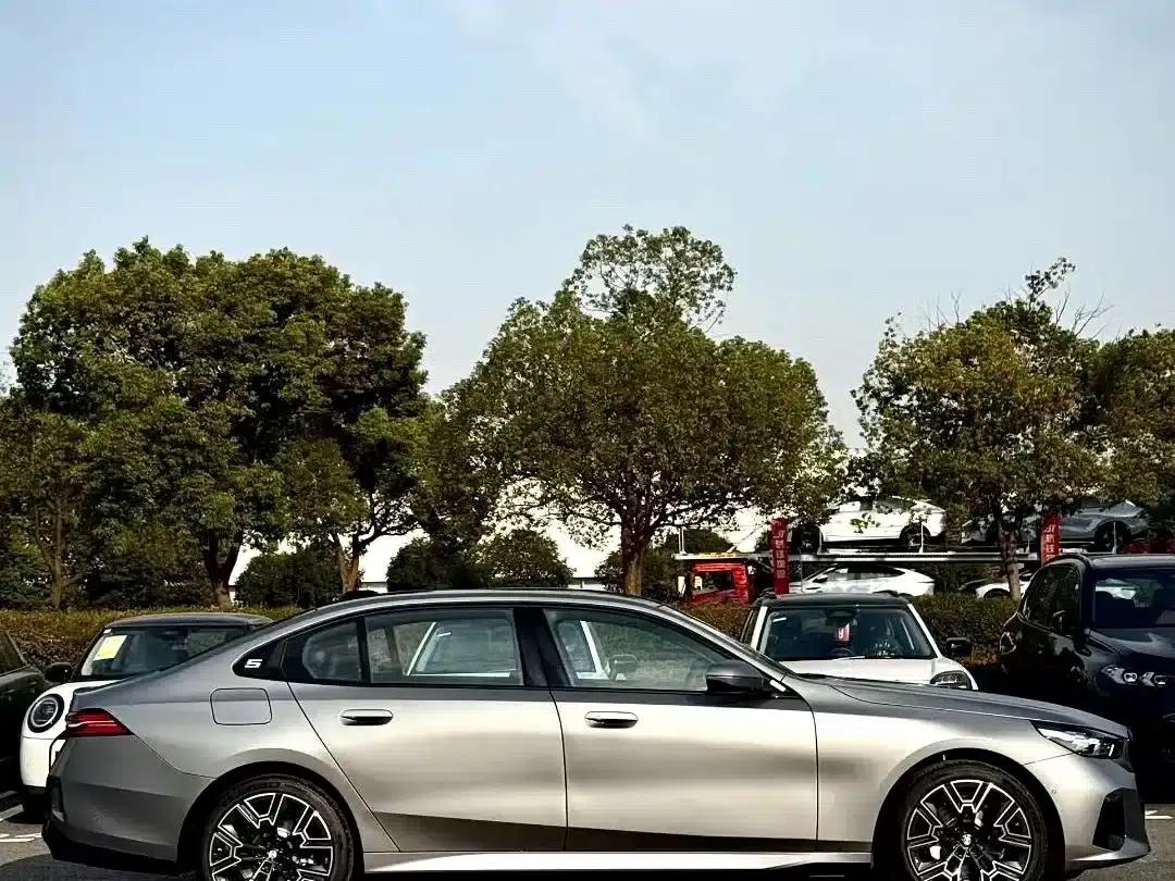 2024 BMW 5 Series 530Li Luxury M Sport Package — миниатюра 3