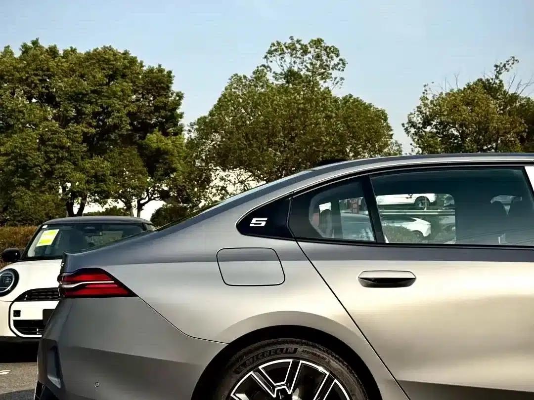 2024 BMW 5 Series 530Li Luxury M Sport Package — миниатюра 4
