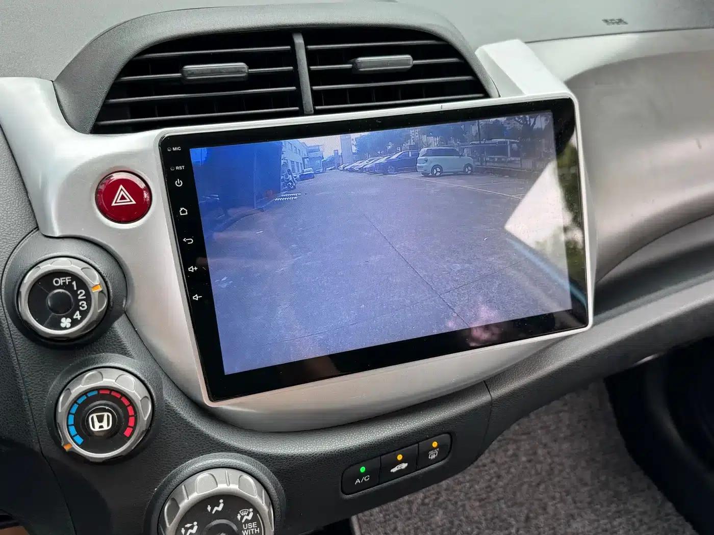 Honda Fit 2011 1.3L Automatic Comfort Edition — миниатюра 12