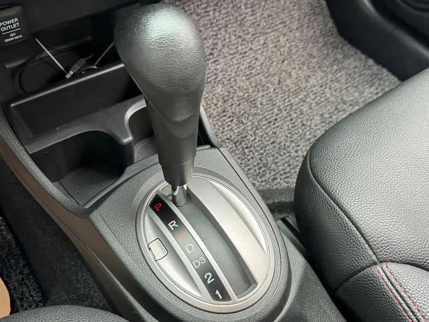 Honda Fit 2011 1.3L Automatic Comfort Edition — миниатюра 13