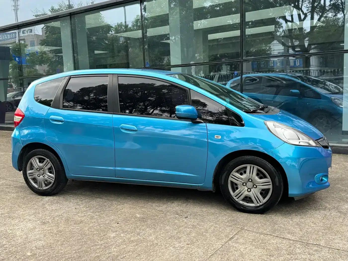 Honda Fit 2011 1.3L Automatic Comfort Edition — миниатюра 3