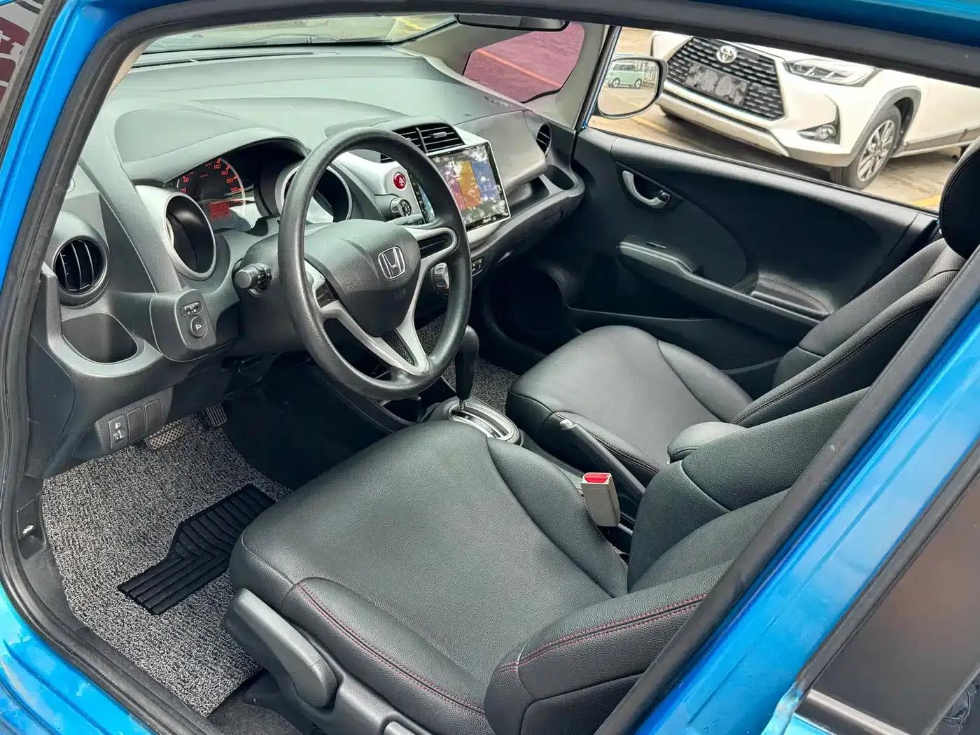 Honda Fit 2011 1.3L Automatic Comfort Edition — миниатюра 7
