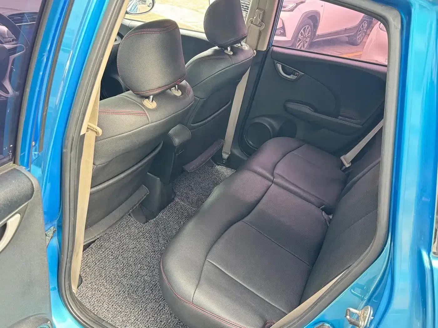 Honda Fit 2011 1.3L Automatic Comfort Edition — миниатюра 8