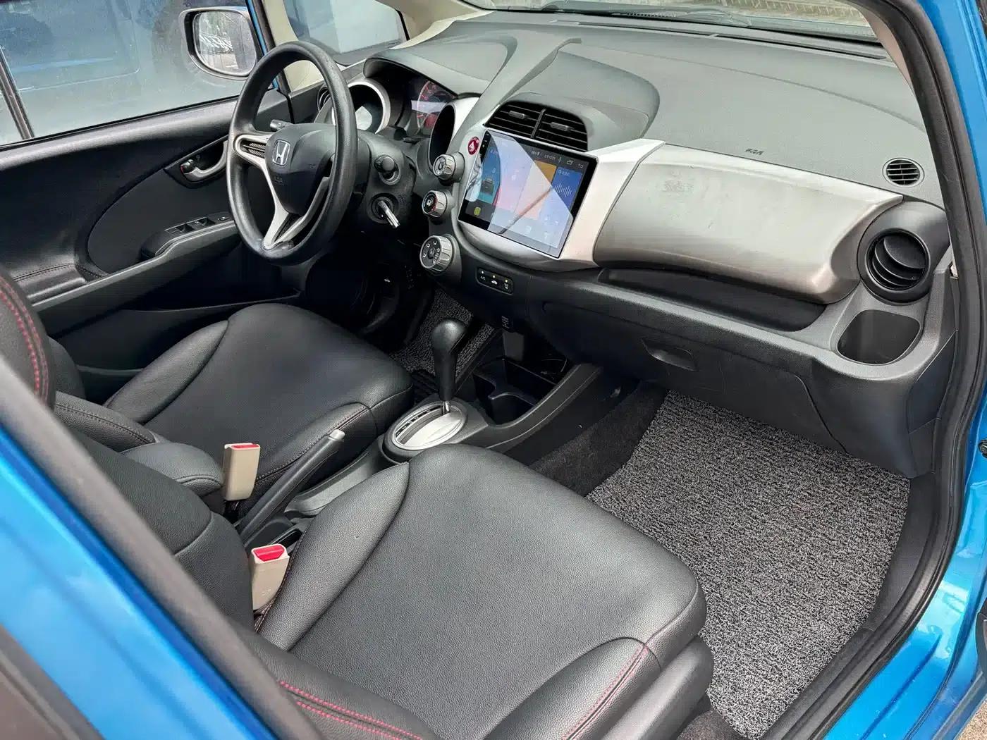 Honda Fit 2011 1.3L Automatic Comfort Edition — миниатюра 9