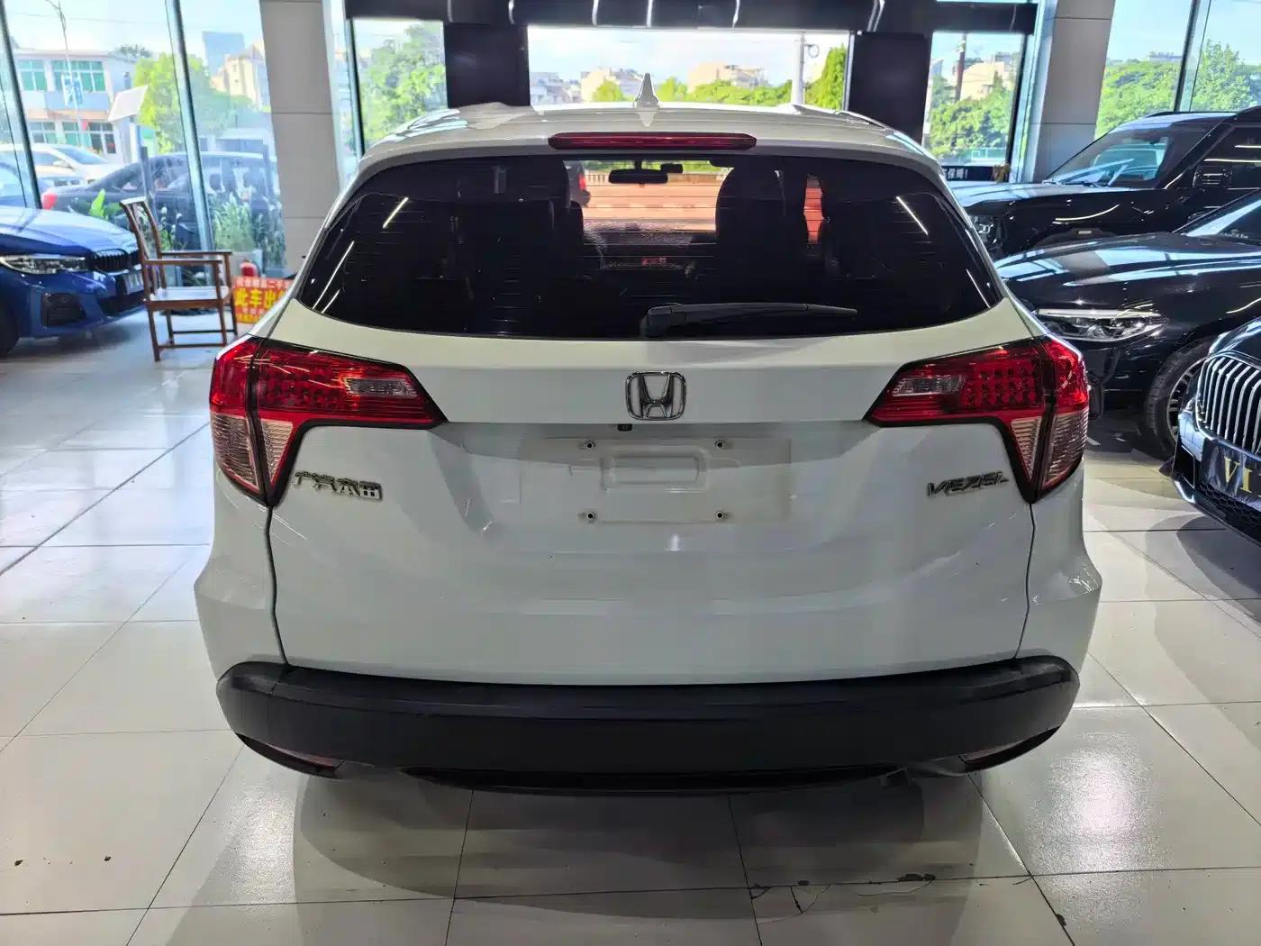 Vezel 2017 1.5L CVT 2WD Comfort Model — миниатюра 3