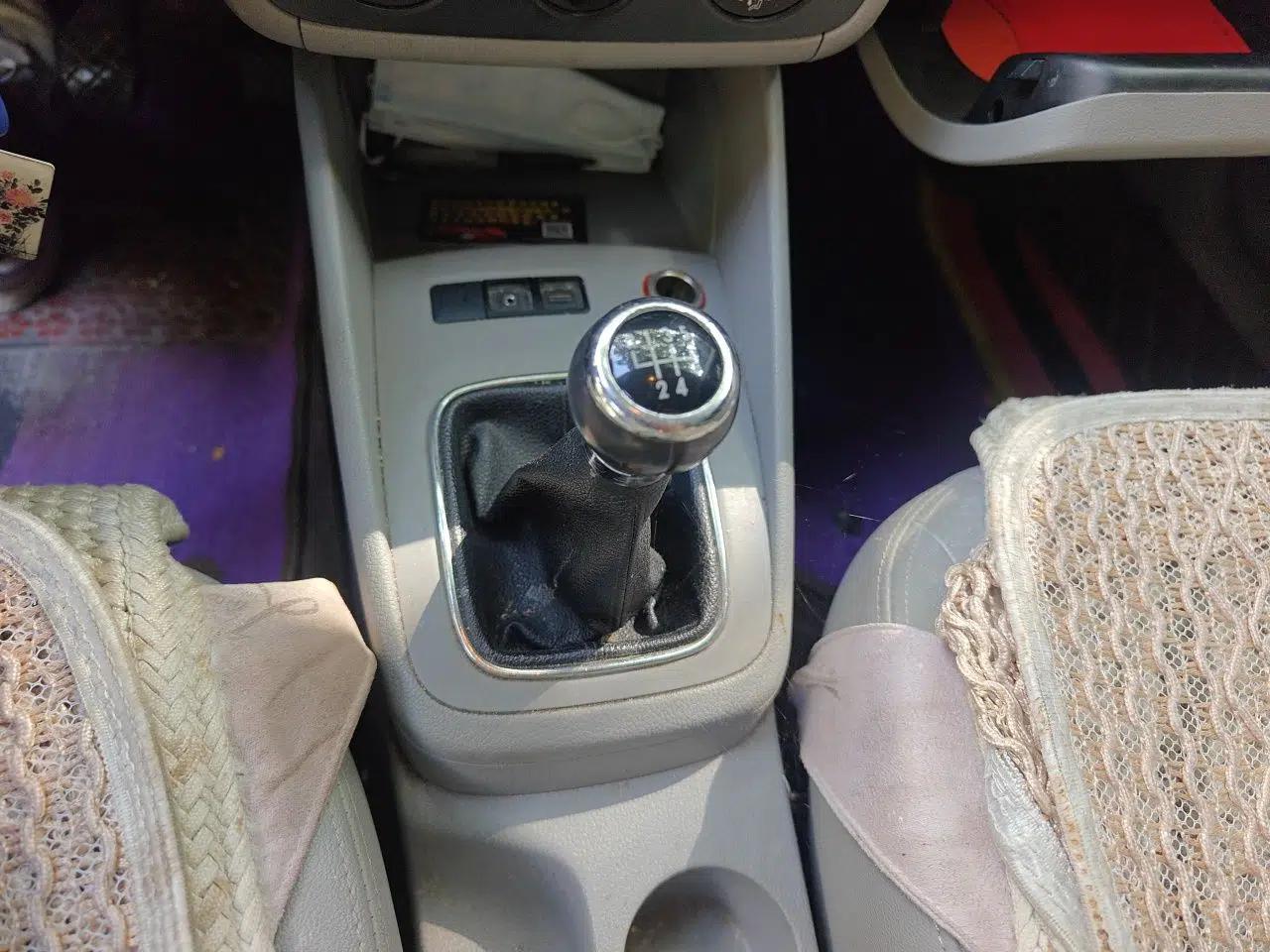 Volkswagen Bora 2012 1.6L Manual Fashion Edition — миниатюра 14