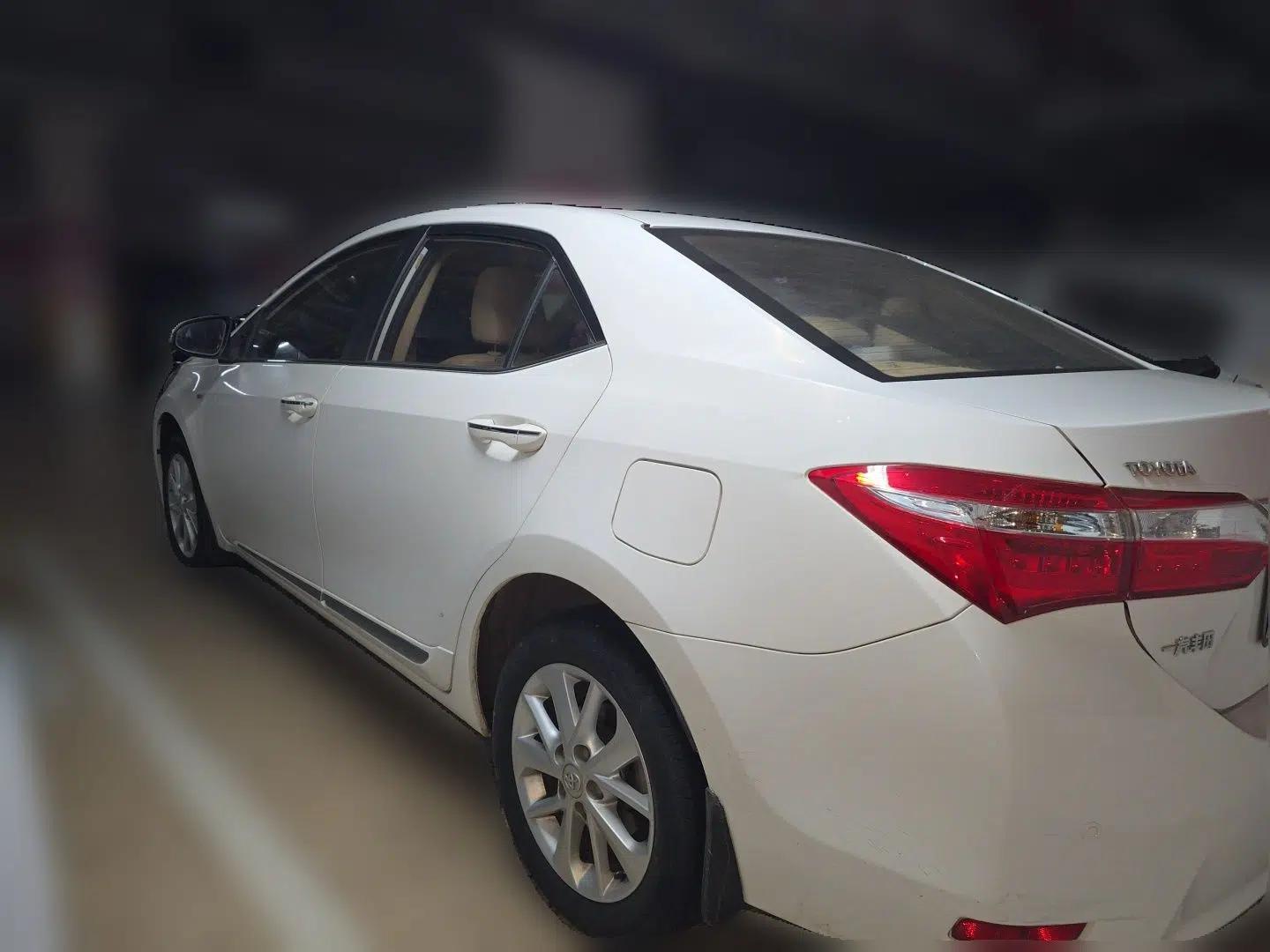 Toyota Corolla 2014 1.6L Manual GL-i Leather Edition — миниатюра 4