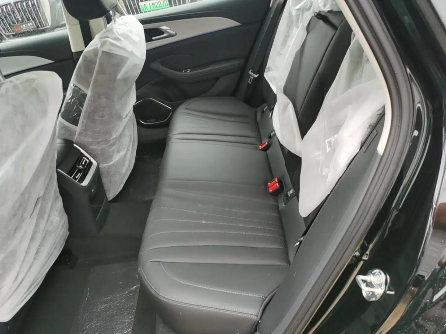 Hongqi H5 2025 2.0T Automatic Flag Edition – 500 000 Units Commemorative Version — миниатюра 20
