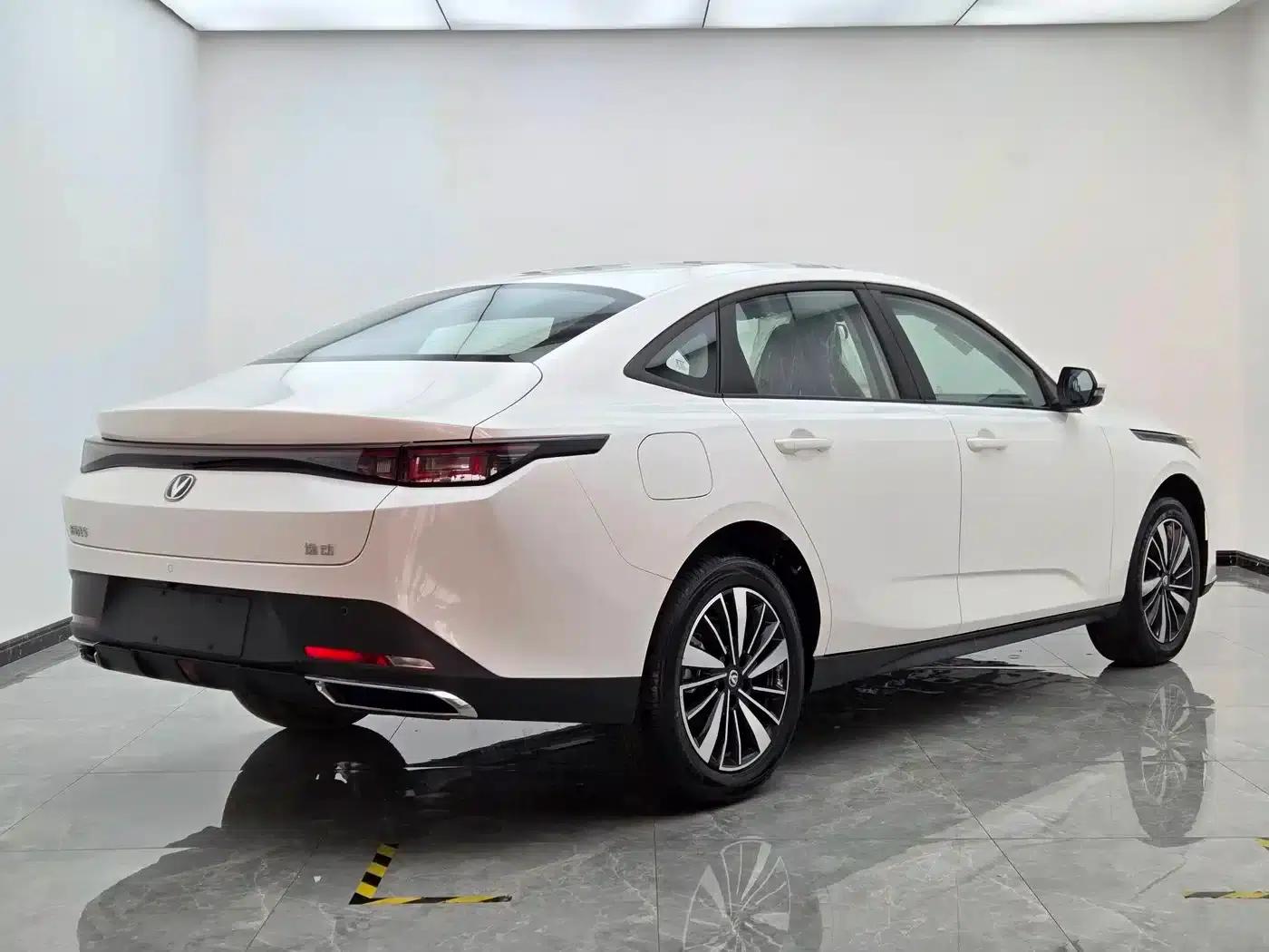 Changan Eado PHEV 2025 Smart Blue Whale 145KM High-Performance Edition — миниатюра 6