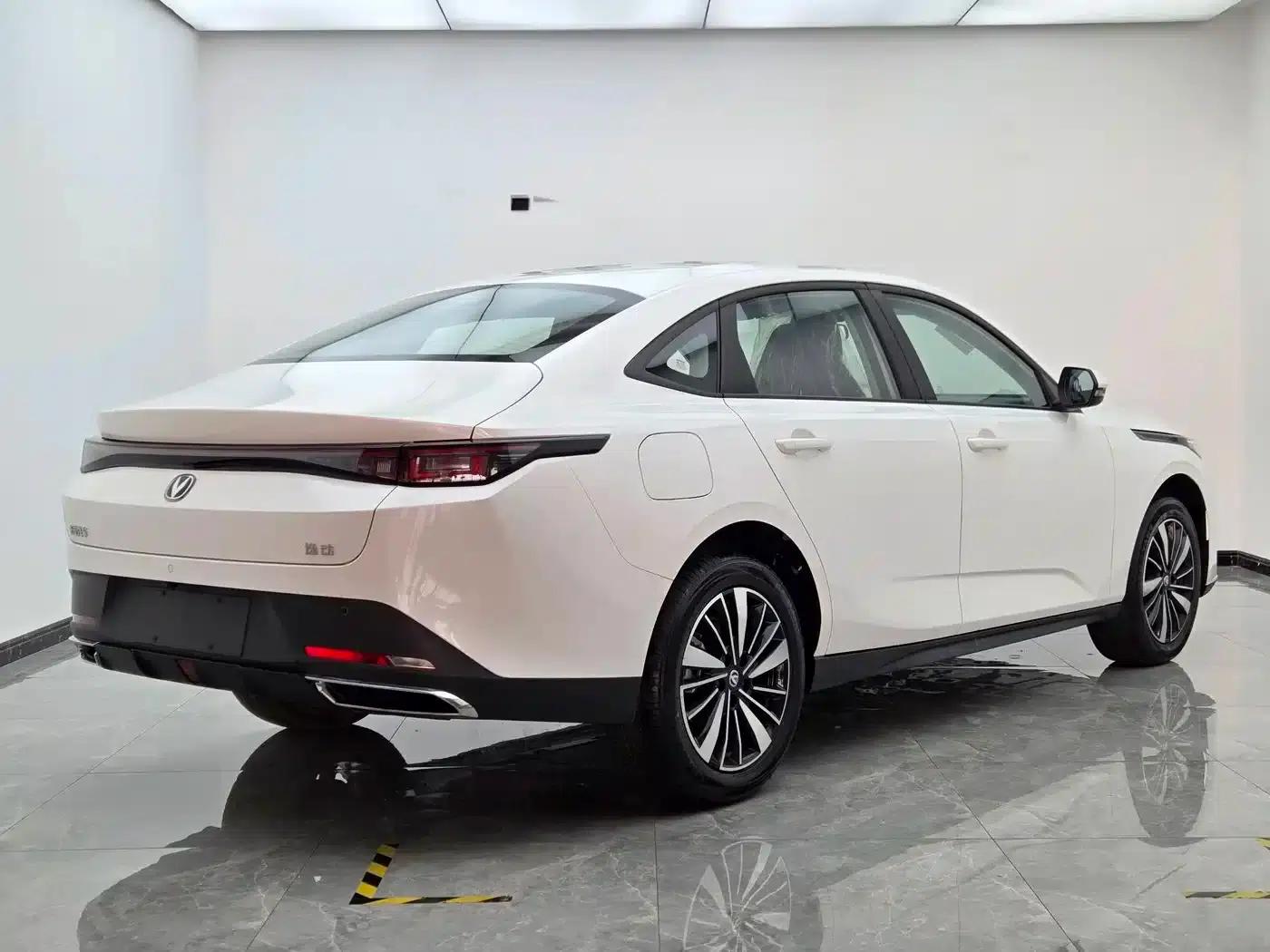 Changan Eado PHEV 2025 Smart Blue Whale 145KM Battleship Edition — миниатюра 5