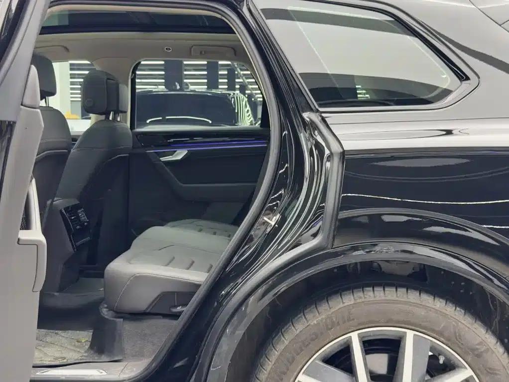 2023 Volkswagen Touareg 3.0TSI R-Line Classic Sport Package — миниатюра 9