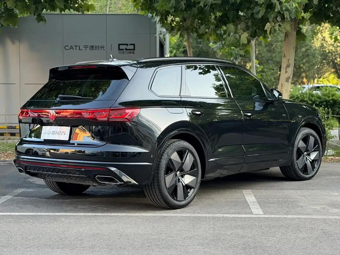 2026 Touareg 3.0TSI Edge Edition, Obsidian Black Sport Package — миниатюра 3
