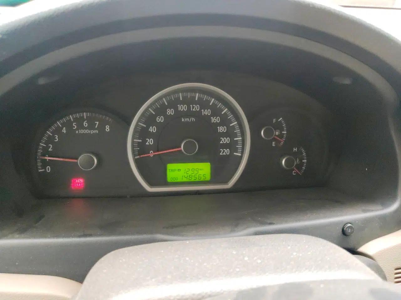Kia Sportage 2011 2.0L Manual Two-Wheel Drive GL Trim — миниатюра 11